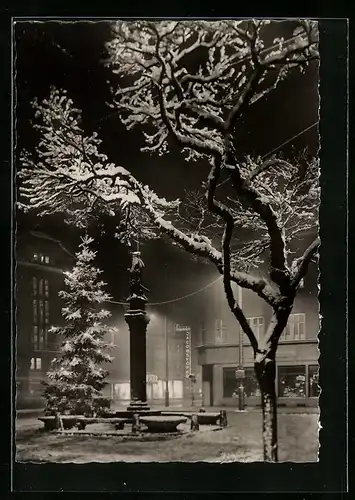 AK Magdeburg, Denkmal mit Geschäften bei Nacht im Winter, Festtagsgruss