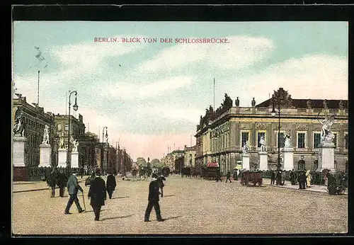 AK Berlin, Strassenpartie von der Schlossbrücke aus gesehen