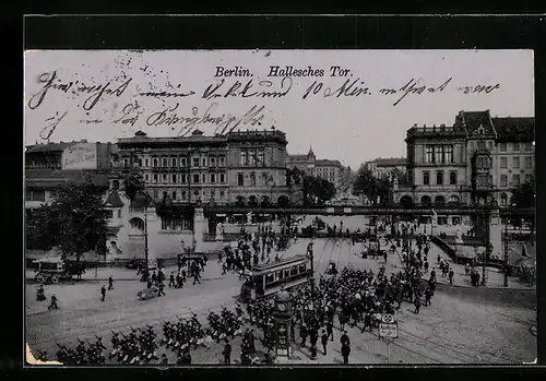 AK Berlin-Kreuzberg, Hallesches Tor mit Hochbahn und Strassenbahn, Marschierende Soldaten