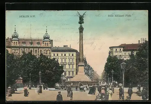 AK Berlin-Kreuzberg, Belle Alliance-Platz mit Passanten und Denkmal