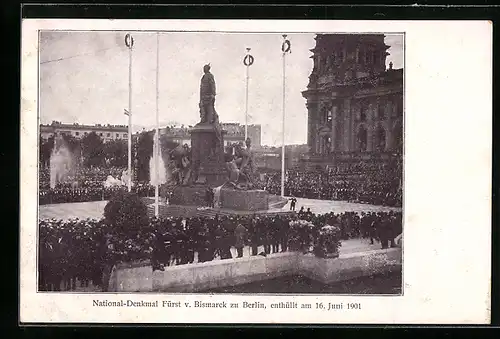 AK Berlin, Kaiser Wilhelm II. legt am Bismarck-Denkmal einen Kranz nieder