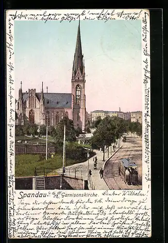 Goldfenster-AK Berlin-Spandau, Garnisonkirche mit Strasse und Strassenbahn, mit leuchtenden Fenstern