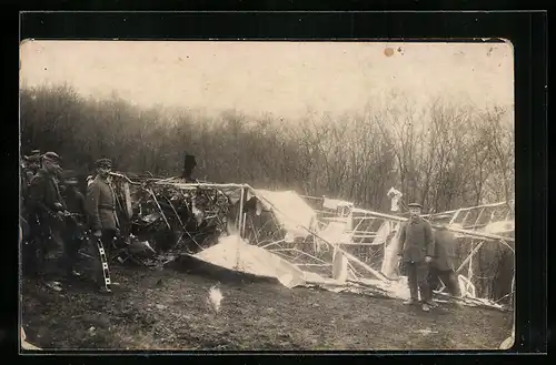 Foto-AK Soldaten an einem Flugzeugwrack