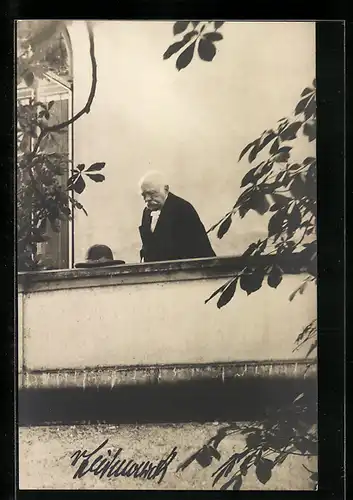 AK Otto v. Bismarck schaut von einem Balkon herab