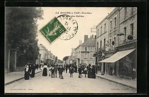 AK La Roche-sur-Yon, La Rue des Sables, Pharmacie