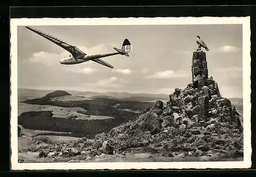 AK Wasserkuppe, Segelflugzeug über dem Fliegerdenkmal