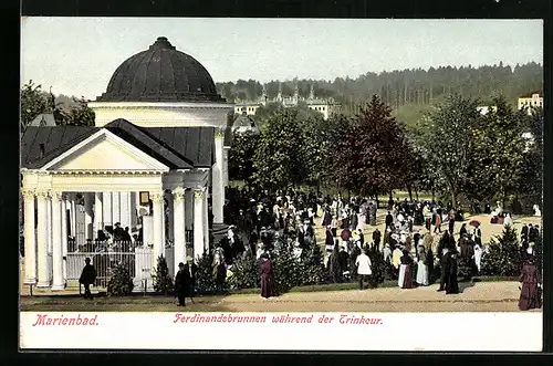 AK Marienbad, Ferdinandsbrunnen während der Trinkcur