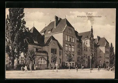 AK Erfurt, Passanten vor der Königlichen Baugewerkschule