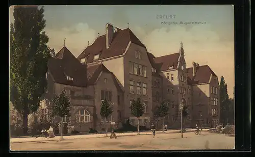 AK Erfurt, Königl. Baugewerkschule mit Strasse und Radfahrern