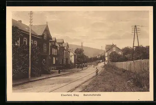 AK Sieg-Eiserfeld, Bahnhofstrasse mit Passanten