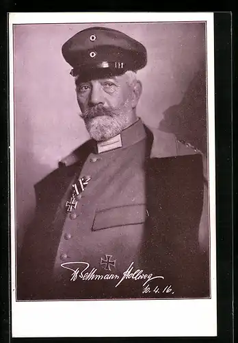 AK Reichskanzler Theobald von Bethmann Hollweg, Portrait in Uniform mit Eisernem Kreuz, Karte m. Signatur von 1916