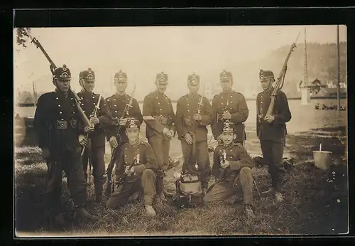 Foto-AK Soldaten der Schweizer Armee mit Gewehren