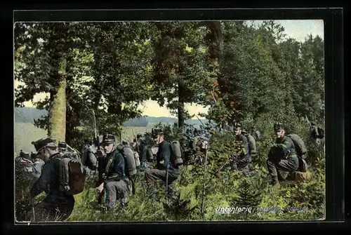 AK Infanteriesoldaten mit Marschgepäck im Gelände