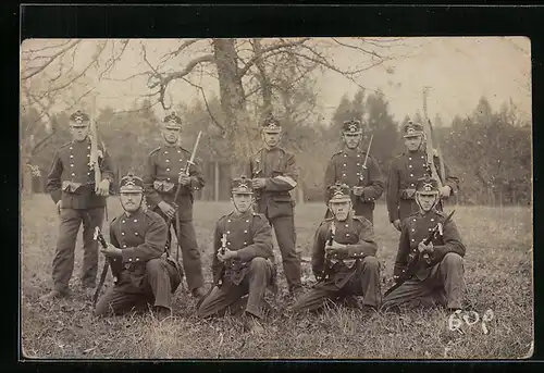 Foto-AK Soldaten der Schweizer Armee mit Bajonetten, Gruppenbild