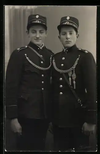 Foto-AK Zwei junge Soldaten der Schweizer Armee, Portrait