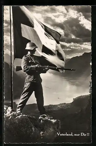 AK Soldat der Schweizer Armee mit Gewehr und Fahne auf einem Gipfel