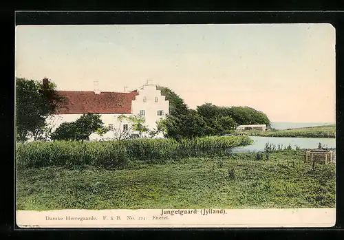 AK Jungetgaard /Jylland, Wasserpartie mit Sicht zu einem weissen Gebäude