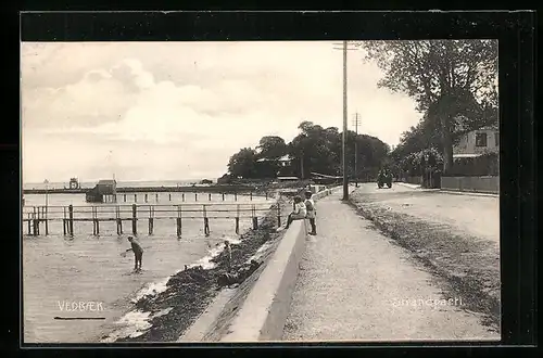 AK Vedbaek, Kaimauer und Uferstrasse