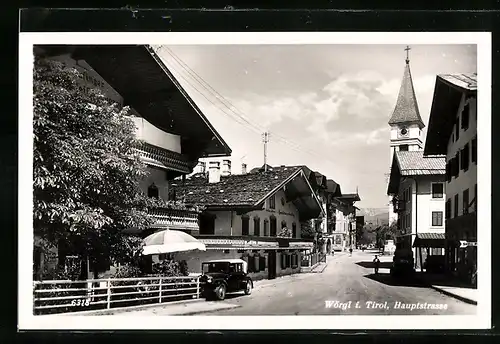 AK Wörgl, Hauptstrasse mit Kirche und Auto