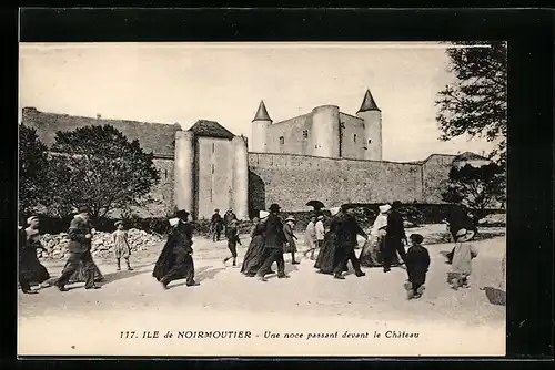 AK Ile de Noirmoutier, Une noce passant devant le Château