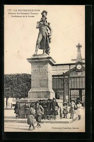 AK La Roche-sur-Yon, Statue du Général Travot