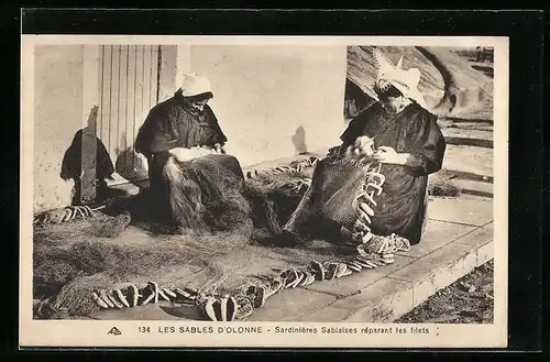 AK Les Sables D`Olonne, Sardinieres Sablaises reparant les filets