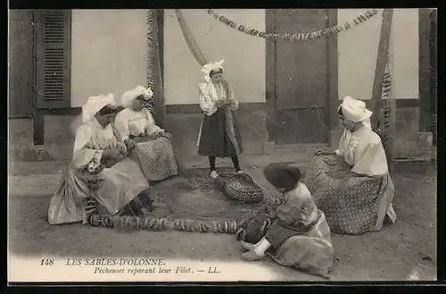 AK Les Sables-d'Olonne, Pecheuses reparant leur Filet