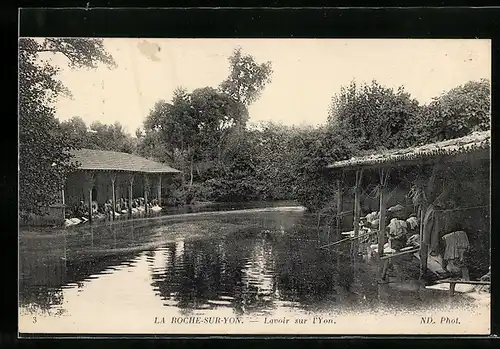 AK La Roche-sur-Yon, Lavoir sur l`Yon