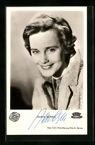 AK Schauspielerin Maria Schell mit Pelzjacke, mit original Autograph