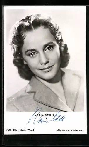 AK Schauspielerin Maria Schell mit gewelltem Haar in elegantem Jackett lächelt freundlich, mit original Autograph