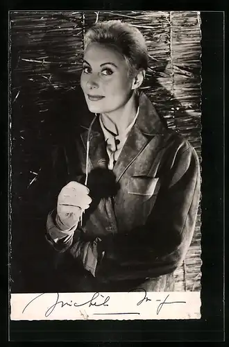 AK Schauspielerin Michele Morgan in eleganter Wildlederjacke, mit original Autograph
