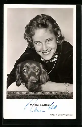AK Schauspielerin Maria Schell mit ihrem Hund, mit original Autograph