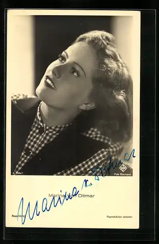 AK Schauspielerin Marina von Ditmar blickt nach oben, mit original Autograph