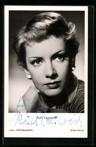 AK Schauspielerin Ruth Leuwerik in schwarzweiss fotografiert, mit original Autograph
