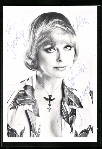 AK Schauspielerin Elke Sommer mit christlicher Kette, mit original Autograph