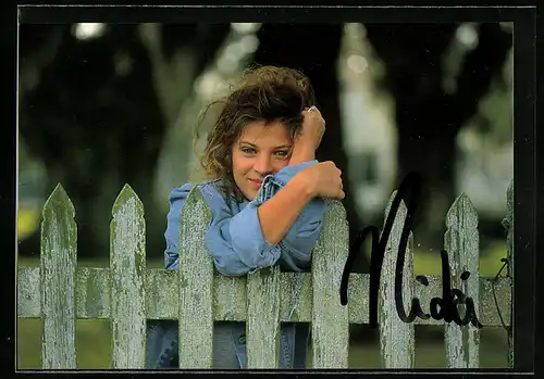 AK Musikerin Nicki lehnt am Zaun, Autograph