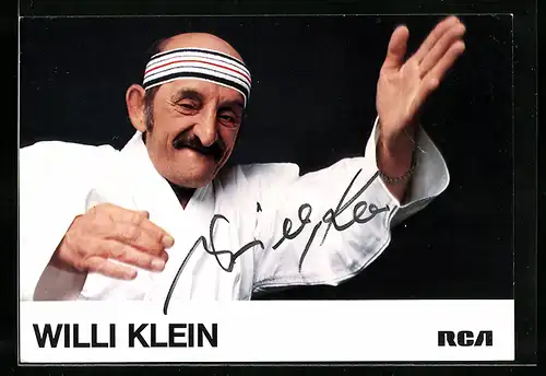 AK Musiker Willi Klein im Keikogi und Stirnband, Autograph