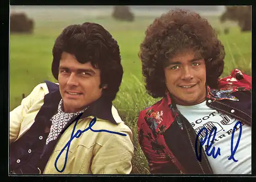 AK Musiker Phil & John liegen auf einer Wiese, Autograph