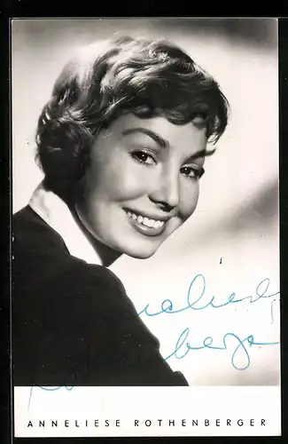 AK Musikerin Anneliese Rothenberger lächelt in die Kamera, Autograph