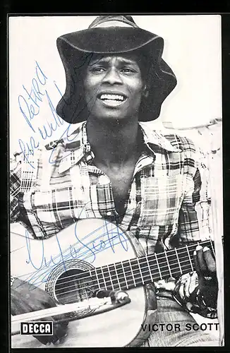 AK Musiker Victor Scott mit Gitarre, Autograph