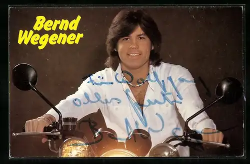 AK Musiker Bernd Wegener auf dem Motorrad, Autograph