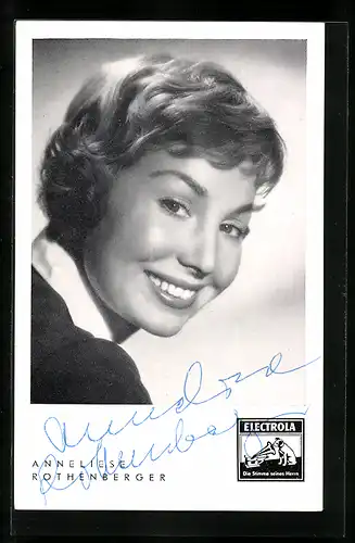 AK Musikerin Anneliese Rothenberger blickt lächelnd in die Kamera, Autograph