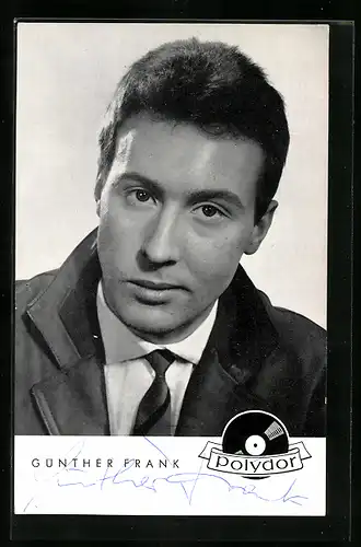 AK Musiker Günther Frank blickt den Betrachter lächelnd an, Autograph