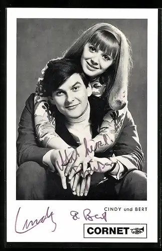 AK Musiker Cindy & Bert in die Kamera blickend, Autograph