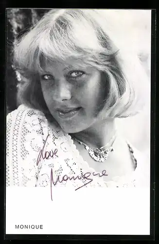 AK Musikerin Monique mit Halskette, Autograph