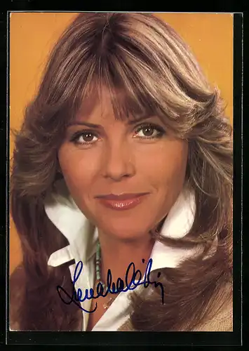 AK Musikerin Lena Valaitis lächelnd in Kamera blickend, original Autograph der Musikerin