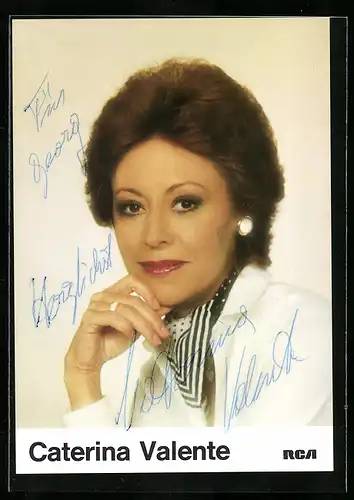 AK Musikerin Caterina Valente überlegend in die Kamera schauend, original Autograph