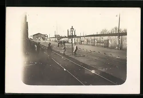 Foto-AK Üsküb, Leute am Bahnhof