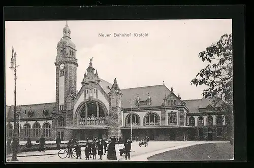 AK Krefeld, Passanten und Radfahrer vor dem neuen Bahnhof