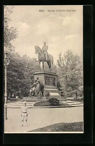 AK Kiel, Junge vor dem Kaiser Wilhelm Denkmal